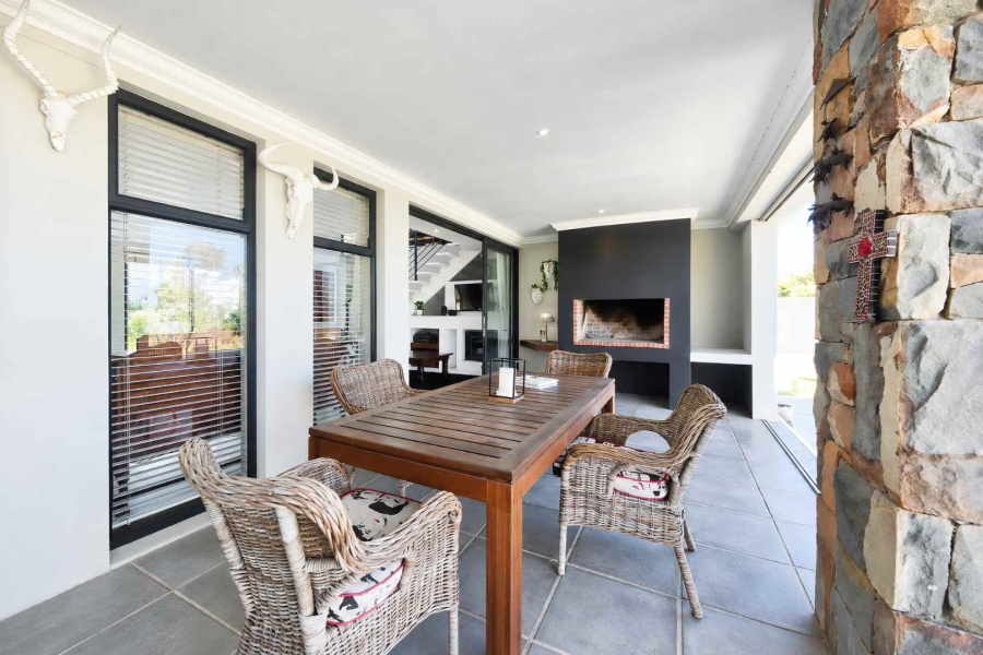 4 Bedroom Property for Sale in Fernkloof Estate Western Cape